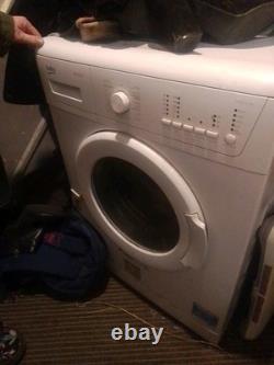 Lave-linge indépendant Beko WTL72051W. Coins arrondis.